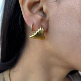 Delicados aros Huggie de oro de 14 k para todos los días