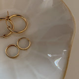 Delicados aros Huggie de oro de 14 k para todos los días