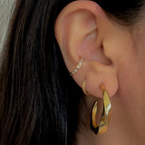 Delicados aros Huggie de oro de 14 k para todos los días