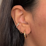 Delicados aros Huggie de oro de 14 k para todos los días