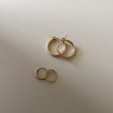 Delicados aros Huggie de oro de 14 k para todos los días